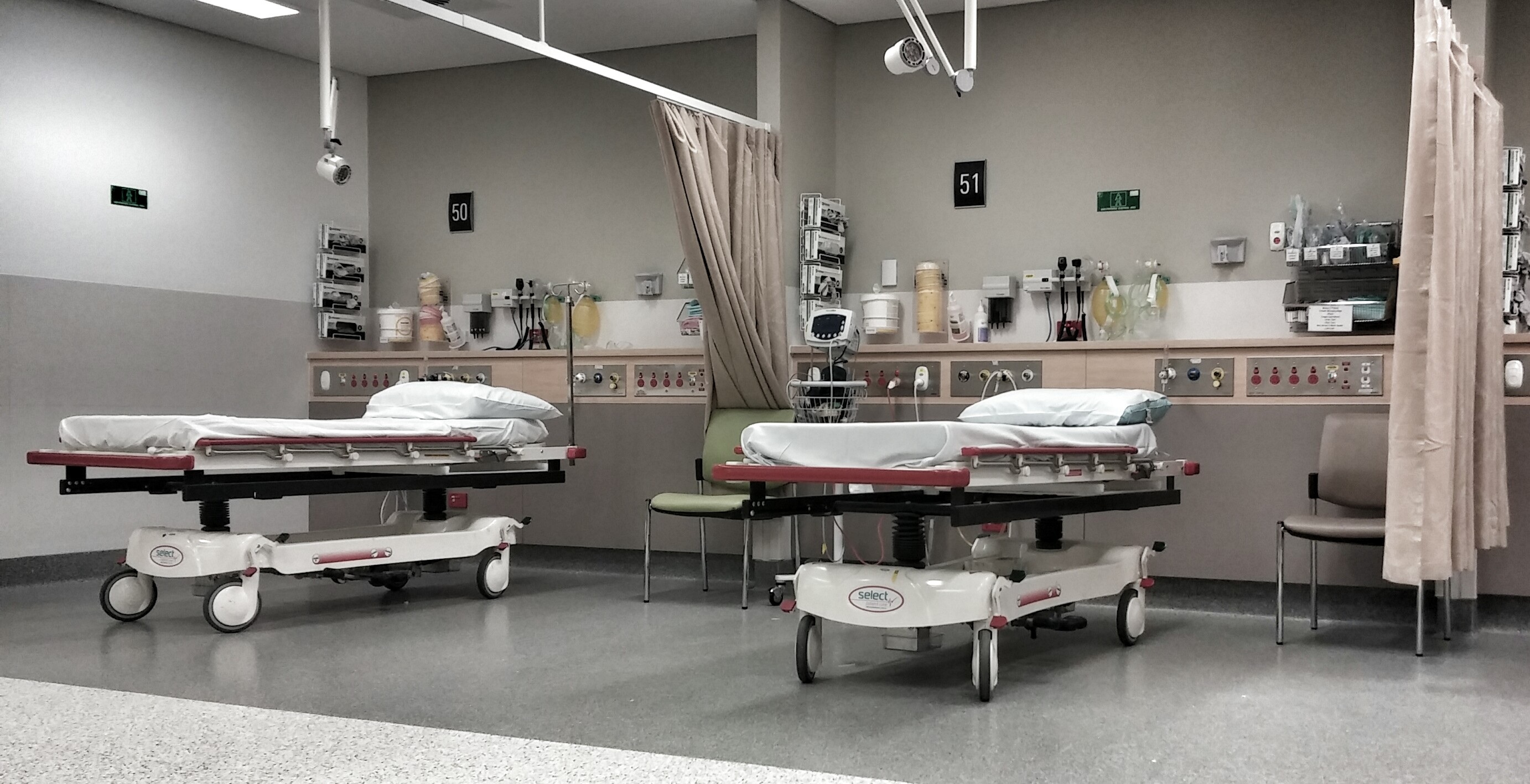 Deux lits d'hôpital dans une salle.
